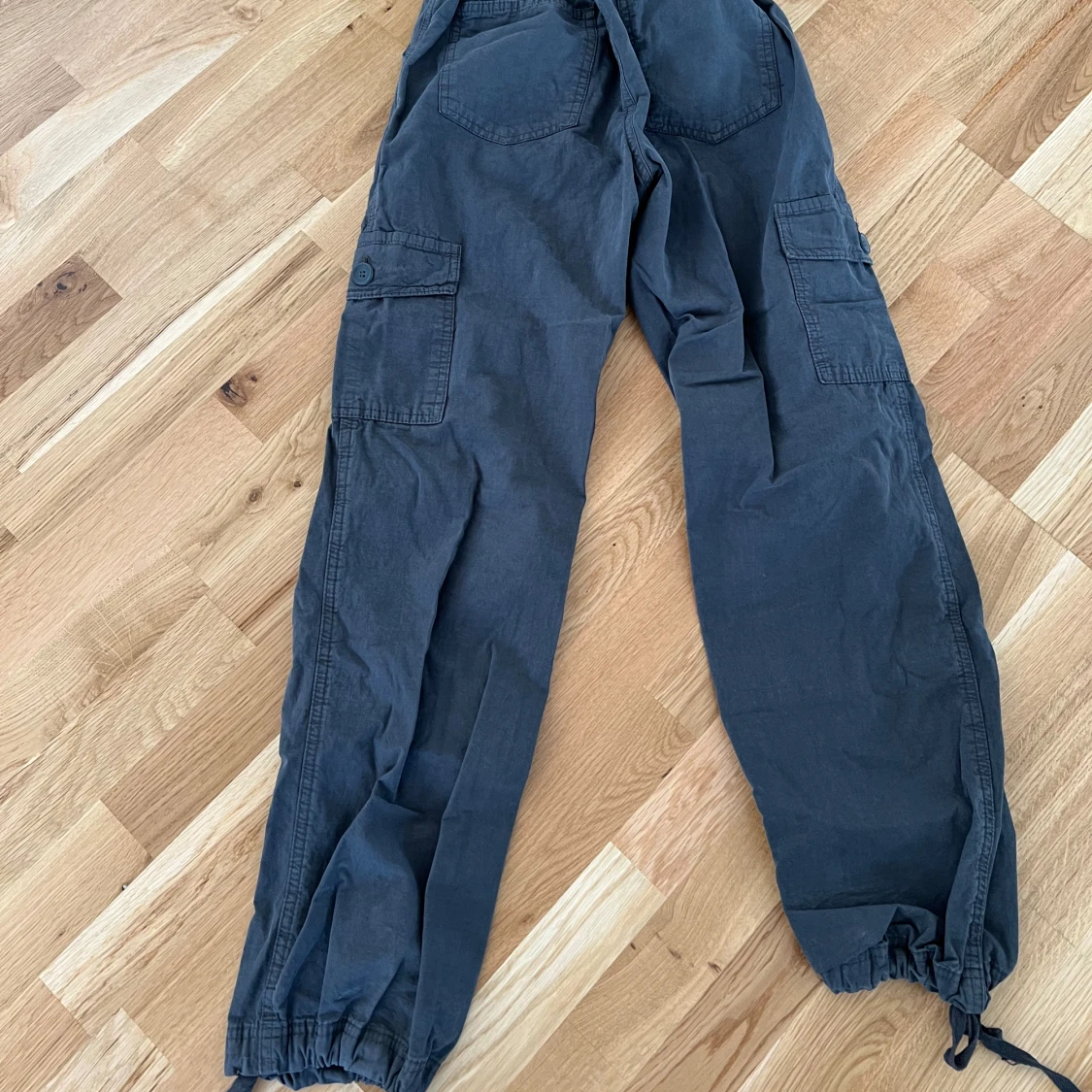 Kargo byxor i grå/svart - 90