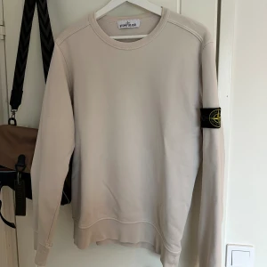 Stone Island Sweatshirt - Stone Island sweatshirt Skick 6/10 Defekten syns på sista bilden, stör inte mig så mycket men den finns där. För övrigt bra skick. 