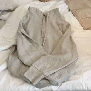 En vanlig snygg Hoodie som är gråbeige. Jätte praktiskt och basic. - En  basic hoodie man kan ha till vad som helst. 