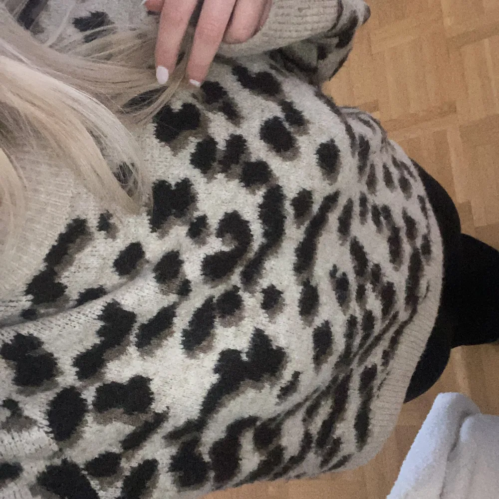 Populär stickad tröja med leopardmönster från hm💞. Stickat.