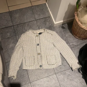 Kofta - Säljer denna super super fina koftan från Zara då den sitter lite tajt runt armarna. Finns enstaka slitage men knappt märkbart  Köparen står för frakt 