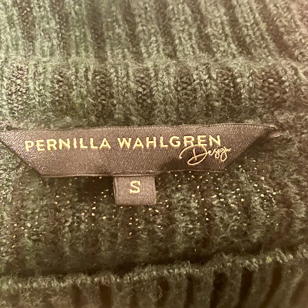 Stickad tröja från Pernilla Wahlgren i nyskick! Mörkgrön, st S. . Stickat.
