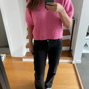 Kortärmad stickad tröja - En rosa stickad tröja med lite puffiga korta ärmar. Använd ett fåtal gånger.  Passar perfekt till sommaren!💕