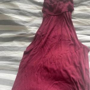 Vinröd halterneck tröja - Storlek S men väldigt stretchig så passar  M med.  