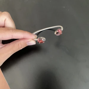 Caroline svedbom armband  - Armband från caroline svedbom. Använt fåtal gånger. Färg på ”diamanten”: Iris