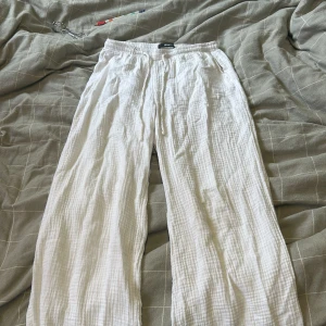 Linnebyxor - Säljer mina linnebyxor💗. Köpte den förra året men inte använt dom så mycket. Och är i bra skick🫶🏼 skriv om ni vill ha mer bilder💗💗  priset kan diskuteras 