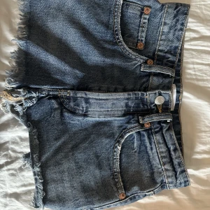 Jeansshorts  - Jeansshorts från zara i strl 32. De har blivit lite för små för mig. Säljer för endast 100 kr