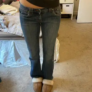 Super snygga Lågmidjade jeans, tyvärr lite för stora för mig ❤️