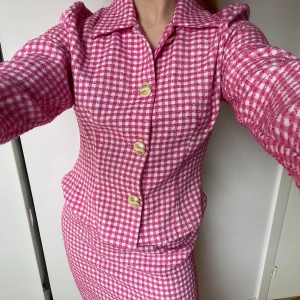 Rosavit-rutig kavaj & kjolset - Oooootroligt fint set, använd 1 gång. Du kommer se ut som Jackie Kennedy, på ett jävligt bra sätt 😎 