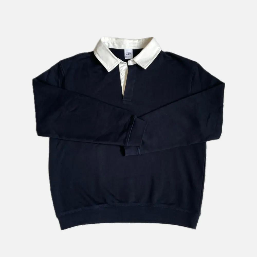 Mörkblå tröja från Zaras herravdelning i strl M o fint begagnat skick 💌 . Tröjor & Koftor.