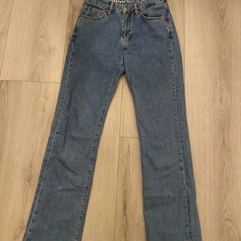 Ett par lågmidjade straight jeans från bikbok, använda fåtal gånger och är i ett bra skick men är för små för mig❣️orginalpris 699kr. Jeans & Byxor.