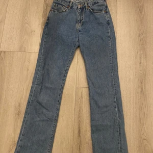 Low waist jeans - Ett par lågmidjade straight jeans från bikbok, använda fåtal gånger och är i ett bra skick men är för små för mig❣️orginalpris 699kr