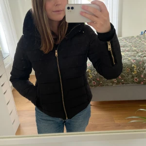 Vinterjacka - Strl L men den är mer som en M