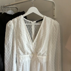 Vit student/sommar klänning  - Vit student/sommarklänning ifrån DOUBLE CRAZY i storlek S. Använd en gång (nyskick) 💗☀️