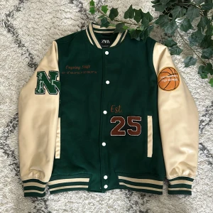 College Jacka - En fin Zara college jacka som köptes nytt för 1100kr. Den är i bra skick och har används max 10-12 ggr. Priset kan diskuteras och köparen står för frakt 📦 