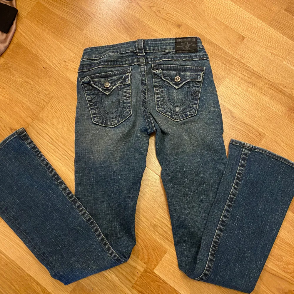 lågmidjade i bootcut, innebens 86 och midja rakt över 42 skit snygga med unika detaljer💗 köpta här på plick . Jeans & Byxor.