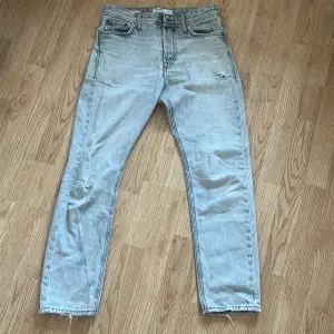 Hej, säljer nu mina Jack and Jones jeans eftersom att de har blivit för små. De är i storlek 27/30 och är i ett använt skick.  De är köpta för 699kr och säljs för 450kr