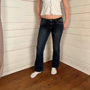 Lågmidjade jeans  - Midjemått(rätt över): 35 Innerbenslängd: 72 Modellen är: 168  Skriv om ni har några frågor💗//Perfectjeans