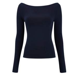 Mörkblå Gina tricot tröja, ”boat neck” har slits vid slutet av ärmarna. Kom priv för fler bilder! Bra skick köptes för 229kr säljer för 160kr strl xxs men är mer som en xs 