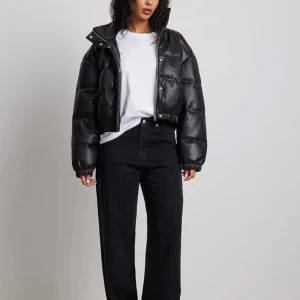 Buffer jacket i svart skinn - Jag köpte denna nyligen men ångrade mitt köp, kunde inte lämna tillbaka plagget. Aldrig använd❤️