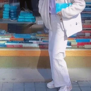 Vita  jeans - Lite baggy/flare. Kommer inte till användning 