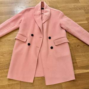 Så söt rosa kappa från Zara som är perfekt till våren. Sparsamt använd och i nyskick! Skriv för frågor 🩷