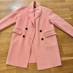 Rosa Kappa - Så söt rosa kappa från Zara som är perfekt till våren. Sparsamt använd och i nyskick! Skriv för frågor 🩷