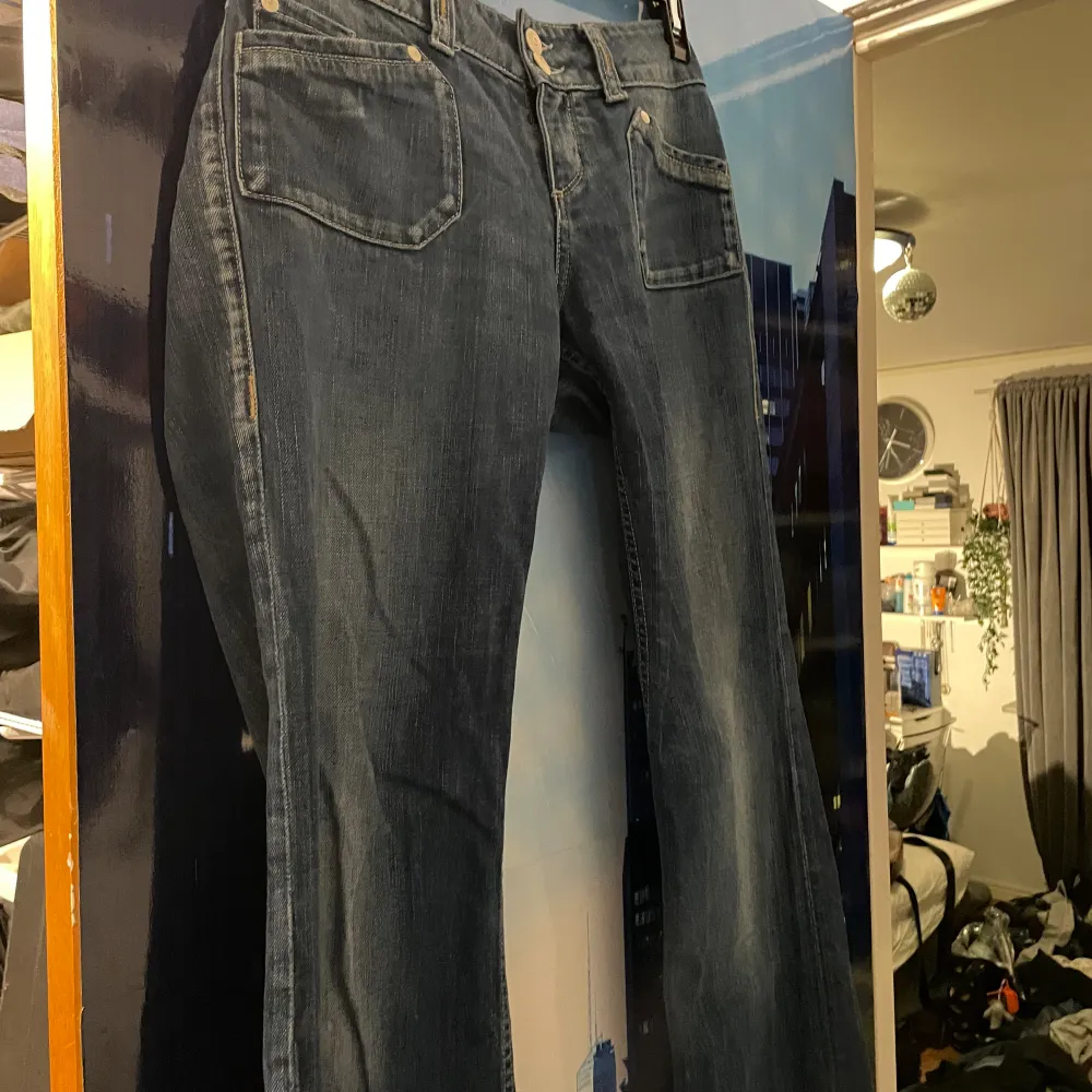 Lågmidjade blåa jeans från Mustang😻 se bilden för stl! Skriv om ni har frågor eller vill diskutera priset. . Jeans & Byxor.