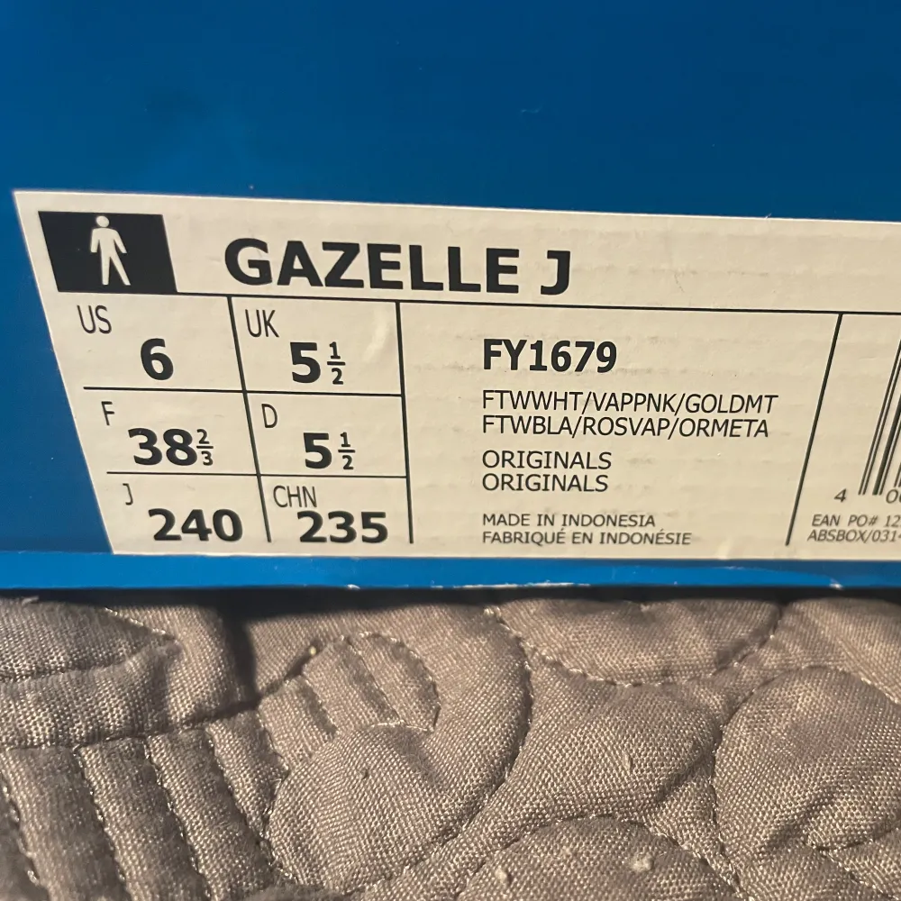 ett par snygga adidas gazelle j skor som är använda kanske 2 eller 3 gånger men som inte kommer till användning längre. storlek 38 2/3. 💕💕💕. Skor.