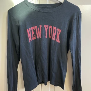 Brandy Melville topp - Tröja från brandy Melville, storlek onesized men passar mellan xs och s🥰 Använt fåtal gånger.