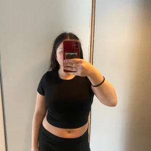 Sporttröja - Säljer denna sporttröjan ifrån H&M, den är Andvänd typ 2 gånger. Lappen är borta så Veg inte vilken storlek men har för mig S