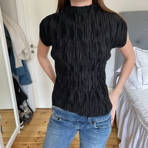 Topp - Strukturerad fest topp från Zara!! Slutsåld. Köpt för 1 år sen💖💖