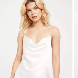 Satin topp - Satin topp från Object i stl 38 oanvänd, säljer pga tycker den inte passar mig🩷 Köpt för 499kr tror jag o säljer för 270 kr