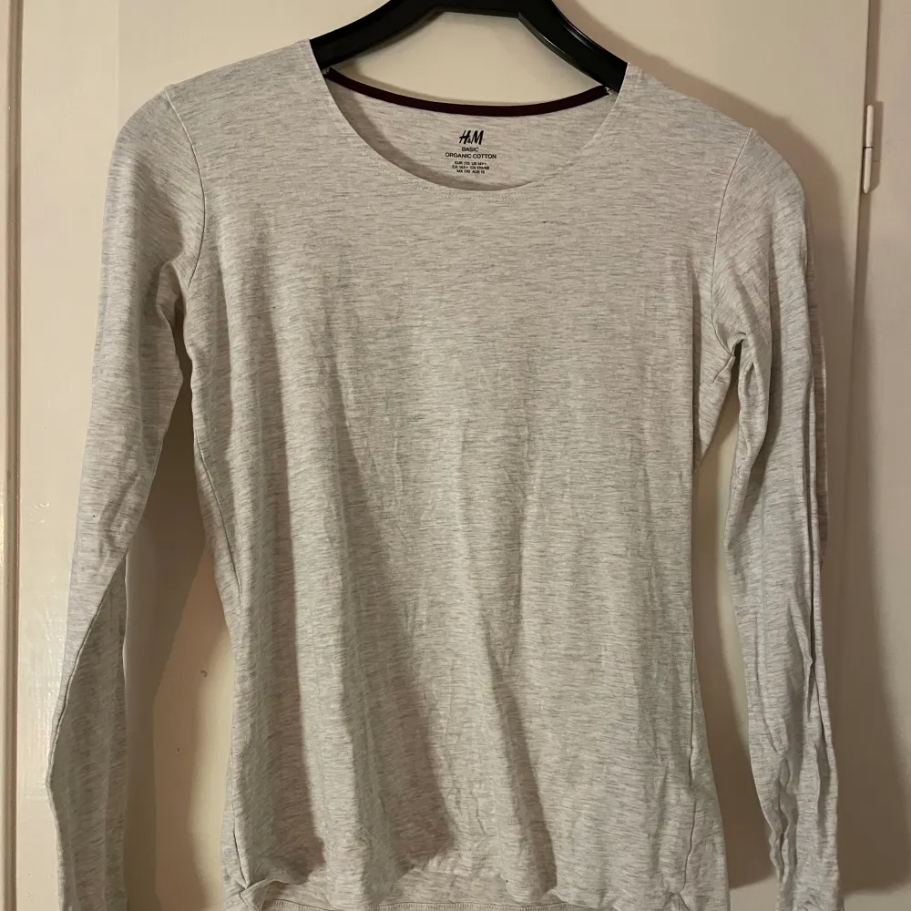 Basic grå långärmad tröja från H&M. Använd väldigt lite så i väldigt bra skick! Kontakta mig innan ni använder köp nu<3. Tröjor & Koftor.