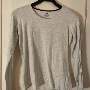 Basic grå långärmad tröja från H&M. Använd väldigt lite så i väldigt bra skick! Kontakta mig innan ni använder köp nu<3