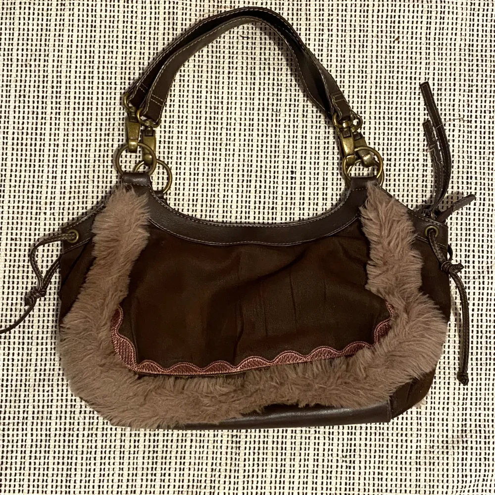 Handväska med faux fur, Lagom att ha över axeln, Vintage y2k. Väskor.