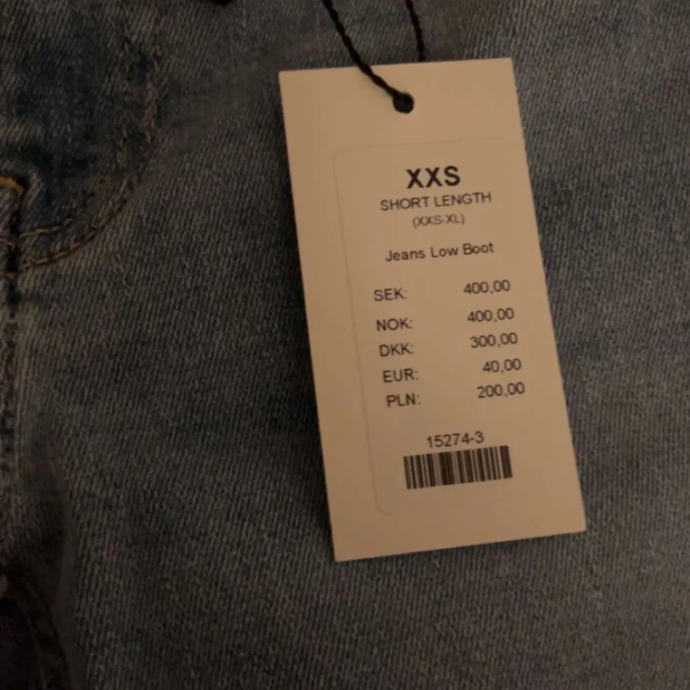 Low Rise bootcut. Storlek xxs aldrig använda. Original pris 400kr säljer för 250kr plus 50kr frakt . Jeans & Byxor.