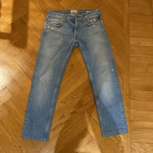 Replay byxor - Dom är i ett bra skick 7/10. Passar 172 cm lång person bra. Riktigt grisch.