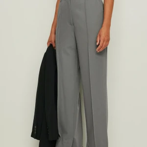 Kostym byxor (prislapp kvar)  - Säljer jätte fina oanvända kostymbyxor från NA-KD, säljer för att det blev fel storlek, finns inget fel på dom. 💕