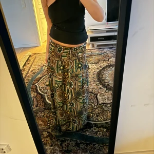 Långkjol  - En jätte fin detaljerad lång kjol som jag köpt när jag va utomlands! Har använt den enbart två gånger så den är i bra skick!!