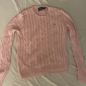 Ralph Lauren rosa stickad tröja med blå detalj  - Storlek L men liten i storlek, aldrig använd💞