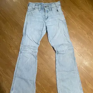 Säljer dessa otroligt snygga G-Star Raw jeans!! Low - mid Rise och bootcut. Säljer pga att de är för små för mig. Är i fint skick! W26, L32🔥