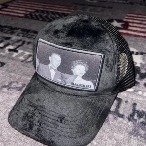 MAGGIORE S2 C10 CAP - Säljer en helt ny keps som har bara använts endast 1 gång. Säljer den på grund av att jag använder en annan keps.   Ordinarie pris: 799kr  Låda eller påse följer tyvärr inte med. Det är därför jag säljer kepsen för 500.  Skicket är 10/10 