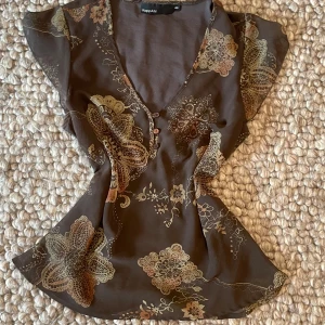 Blus  - Säljer denna söta vintage blusen som är köpt på en vintage butik i Danmark. Den har väldigt fin passform för mig med storlek s 🥰skriv vid intresse 🙏🏻