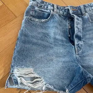 Jeans shorts från Zara i väldigt bra skick helt oanvända!💓💓