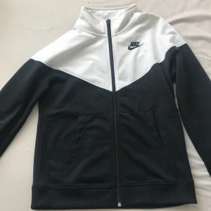 Nike kofta - Slriv om ni har fårgor