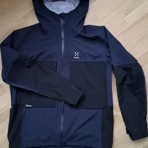 Haglöfs skaljacka Herr - Haglöfs skaljacka, använt max 3 veckor så den är helt som ny! Säljer för 1700kr snabb affär