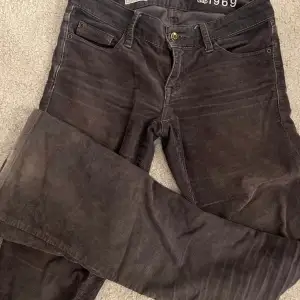 Säljer mina favorit lågmidjade jeans från gap då de ej passar längre. De är bootcut och skulle passa någon som är 160-165. Har tyvärr ingen bild på då de är försmå men skriv gärna om de är nått du undrar!💓☺️