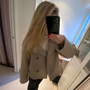 Kappa - Säljer denna superfina kappan från Gina som går att bära på flera sätt!!                                                                    Färgen är slutsåld på hemsidan💗                            Perfekt nu till våren❤️