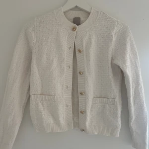 Kofta - En gullig vit kofta med guld knappar i fint skick!!💕säljer då den inte kommer till användning!! Koftan är något liten i storlek💕💕